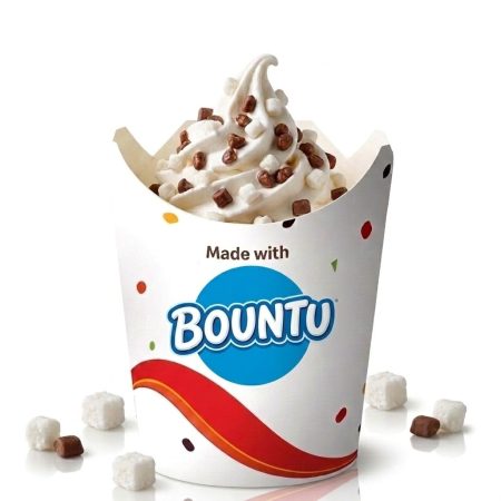 Zdjęcie lodów waniliowych z kawałkami Bounty w papierowym kubku