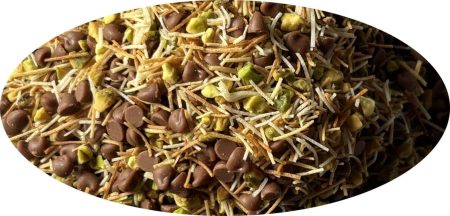 Zbliżenie na mieszankę czekoladowych kropelek, pistacji i wiórków kokosowych