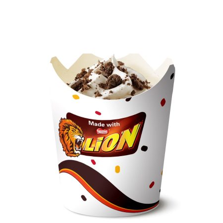 Zdjęcie lodów Lion w wafelku, posypanych kruszonką, z logo Nestle