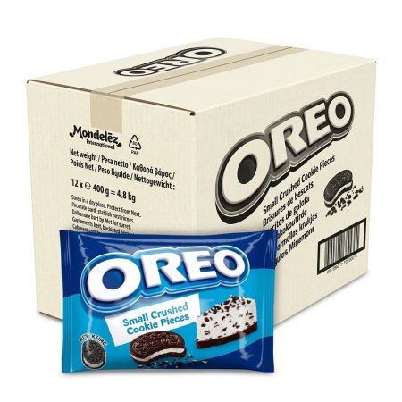 Zdjęcie opakowania ciasteczek Oreo oraz rozkruszonych ciasteczek na białym tle.