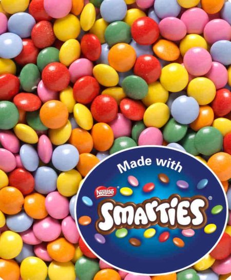 Duża ilość kolorowych cukierków Smarties Nestle, logo 'Made with Smarties'