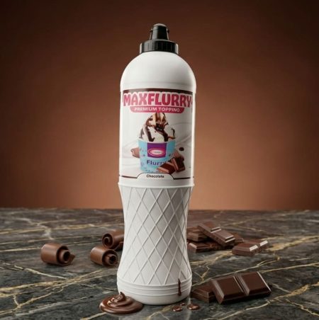 Butelka polewy czekoladowej Maxflurry Premium Topping otoczona kostkami czekolady